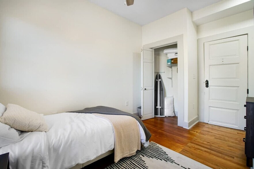 Building Photo - 1848 E 89th St