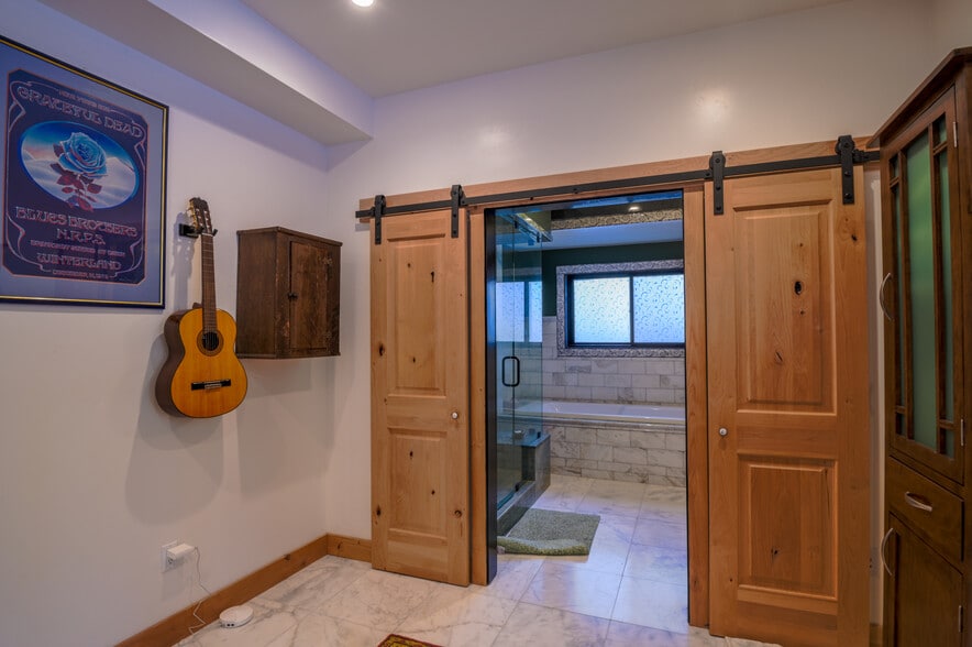 Downstairs room can be music/office space or have 2 twin beds - 8317 Rainbow Ave
