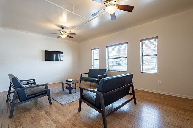 Building Photo - 928 E 6th St