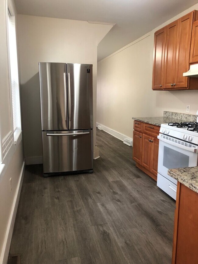 Building Photo - Fantastic 2 Bedroom/2 Bath Home! Recently Renovated Kitchen & Baths!