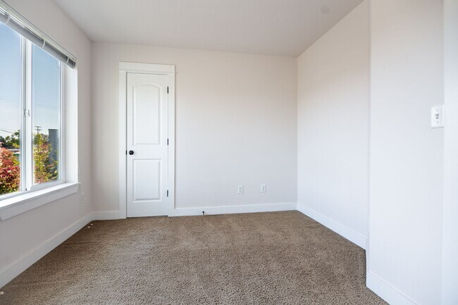 Building Photo - STILL AVAILABLE! Special: Only $500 Securi...