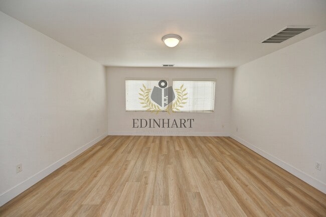 Building Photo - 6083 E Andrews Ave