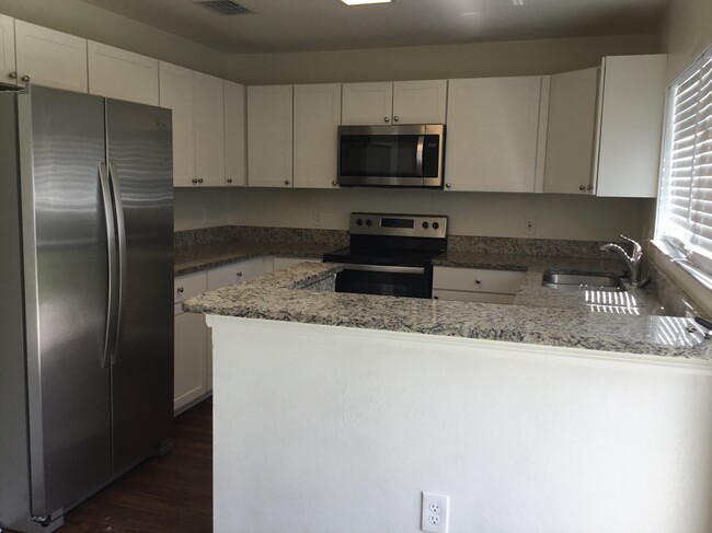 Building Photo - 10225 Summerview Cir