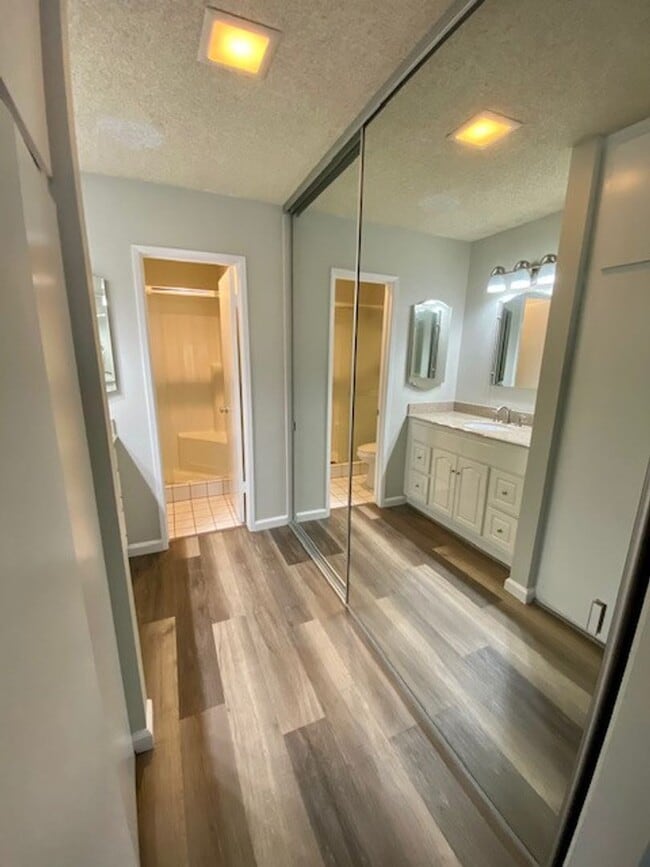 Building Photo - 3 Bed 2 Bath in Gated Beach Community-A must see Home