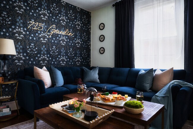 Building Photo - 715 Grandin Rd