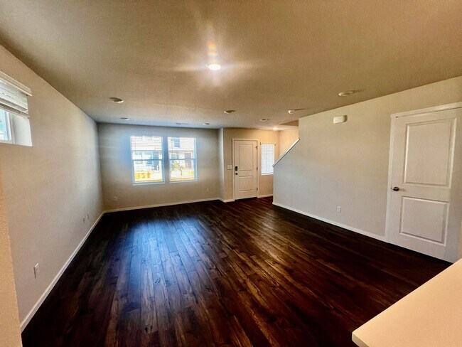 Building Photo - FREE RENT New Beauty! Location, location!!...