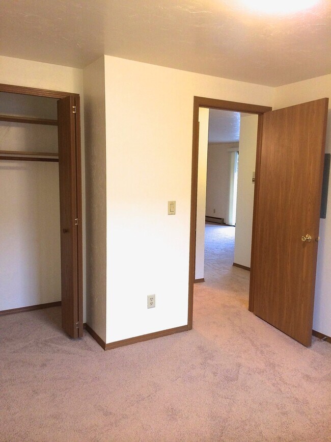 Building Photo - 2 Bedroom Spacious 2nd floor Apartment