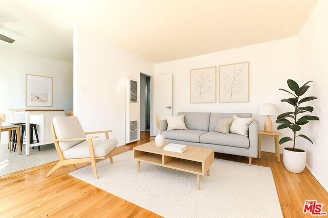 Building Photo - 2033 Cloverfield Blvd