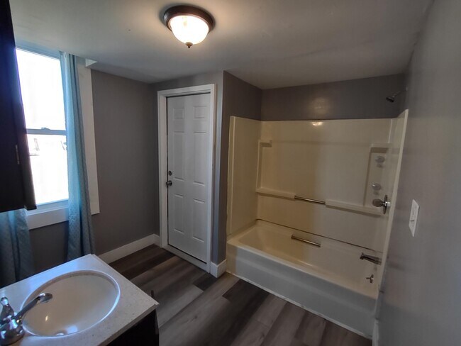 Building Photo - 48 Laurel St