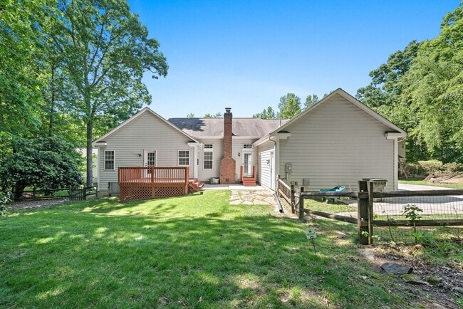 Building Photo - 3 Bedroom w/ 2 car Garage (Landscaping is ...