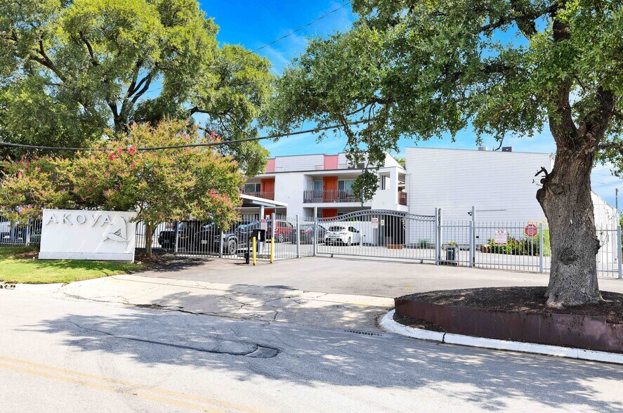 Building Photo - 2200 Dickson Dr