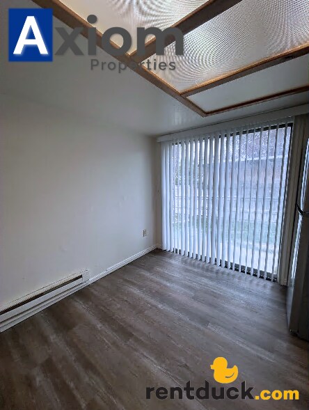 Building Photo - 547 Poole Ave
