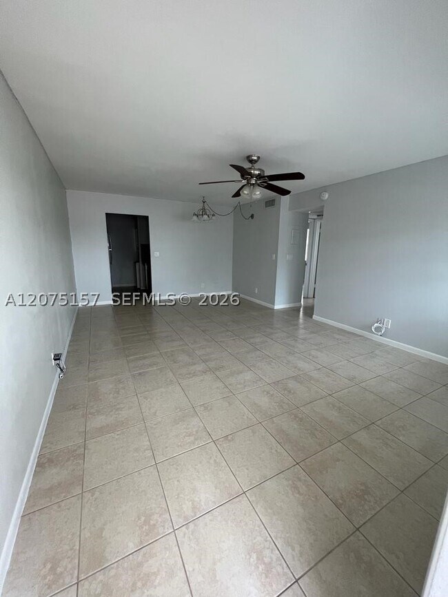 Building Photo - 10112 Twin Lakes Dr