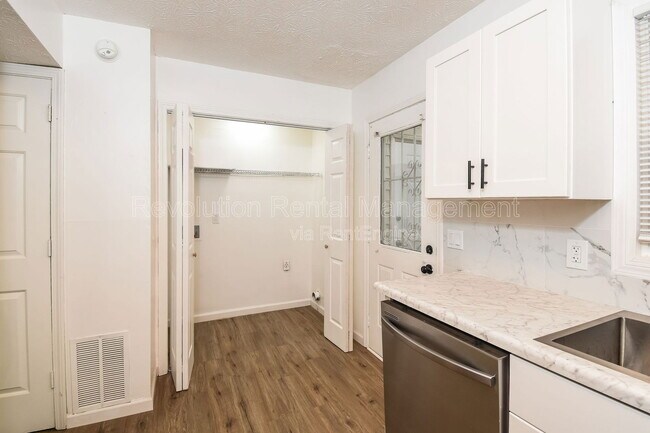 Building Photo - 1307 Sweet Pine Dr