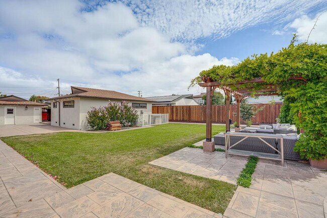 Building Photo - 1338 Thais Ln