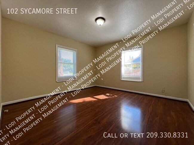 Building Photo - 102 Sycamore St