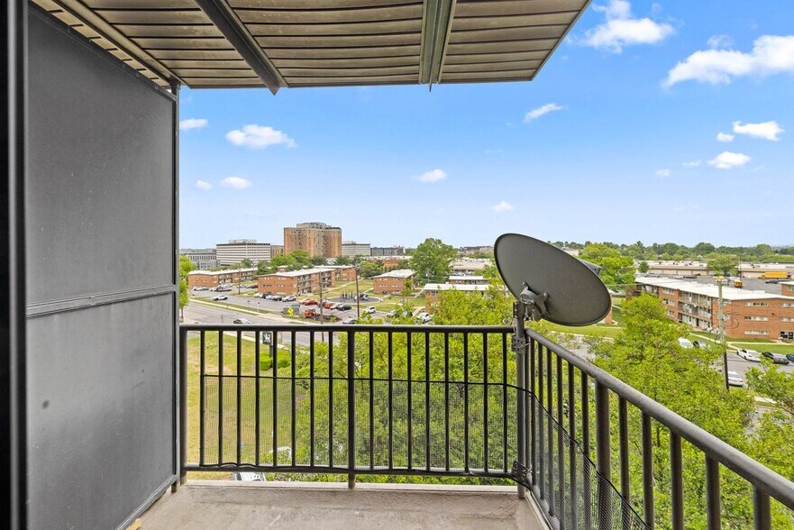 Building Photo - 3450 Toledo Terrace