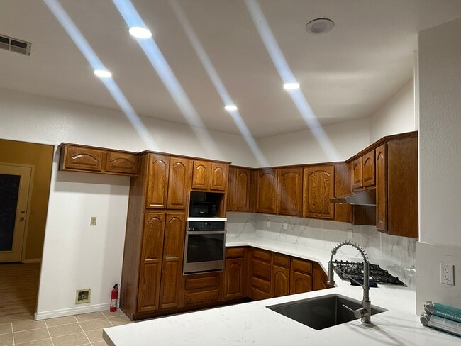 Building Photo - 42263 Valley Vista Dr