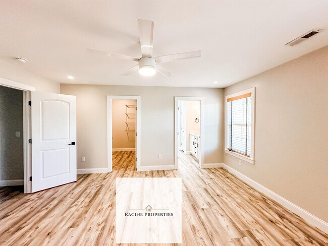 Building Photo - 27 Carriage Dr