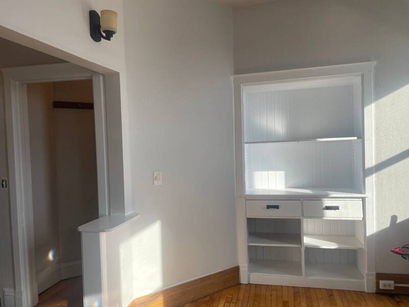 Building Photo - 317 1/2 N 4th Ave W