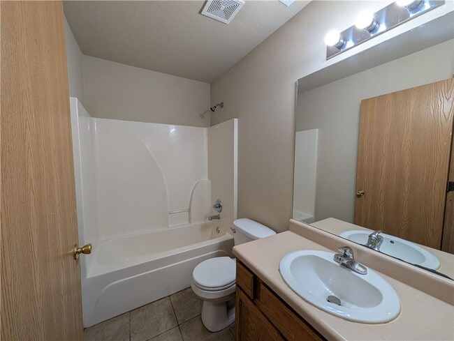 Building Photo - 605 Cedarbrook Ct