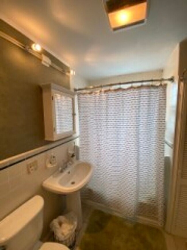 Building Photo - NEU 4 BR Apartment (in unit laundry!)- NO FEE - 9/1