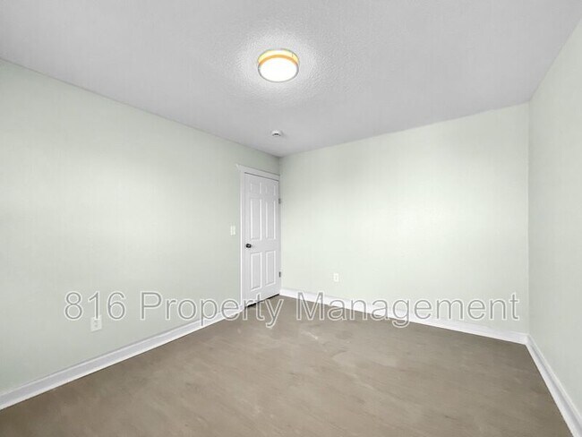 Building Photo - 2231 E 68th St