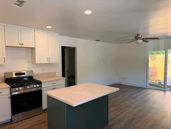 Building Photo - Cute 2 bedroom 1 3/4 bath