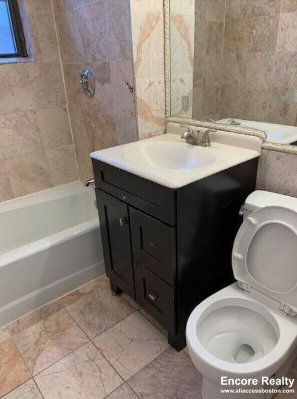 Building Photo - 448 Park Dr