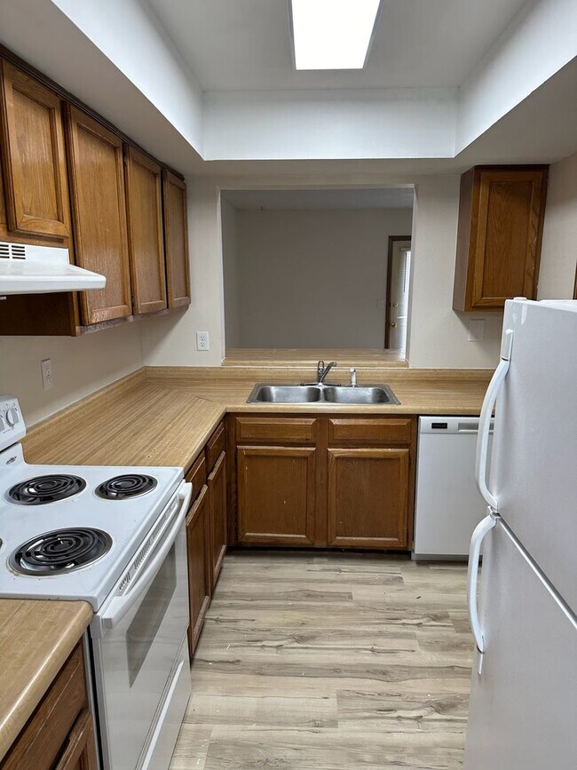 Building Photo - 3 bedroom, 3.5 bathroom, remodeled Southside townhome