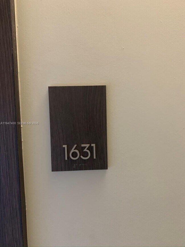 Building Photo - 20505 E Country Club Dr