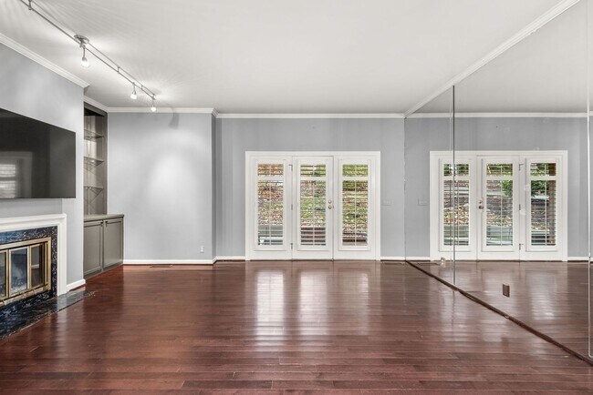 Building Photo - Townhome LOCATION!