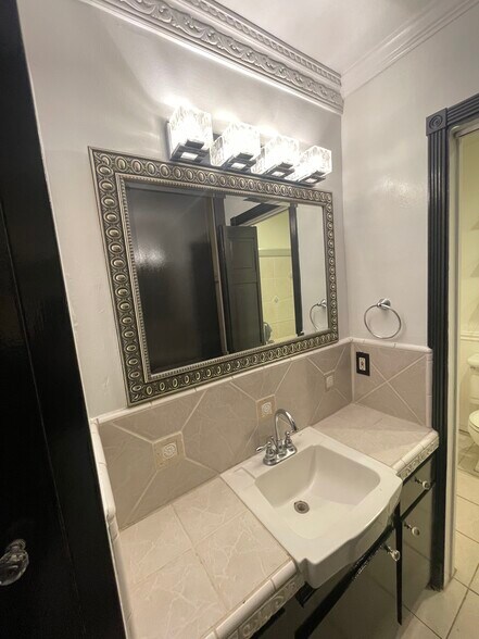 Bathroom area - 960 Larrabee St