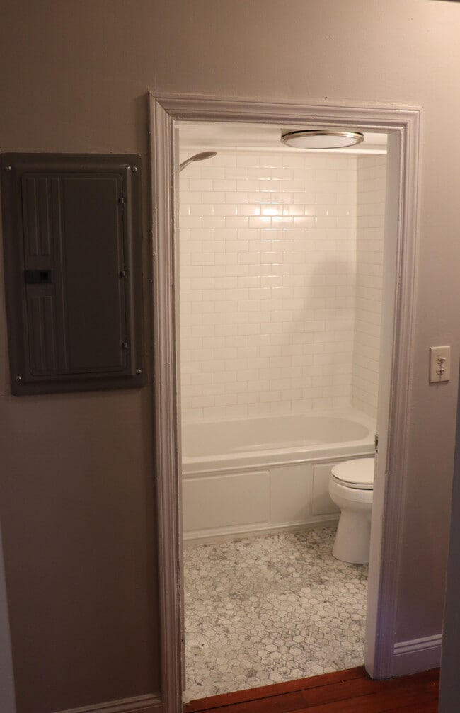 Building Photo - 320 Warren St