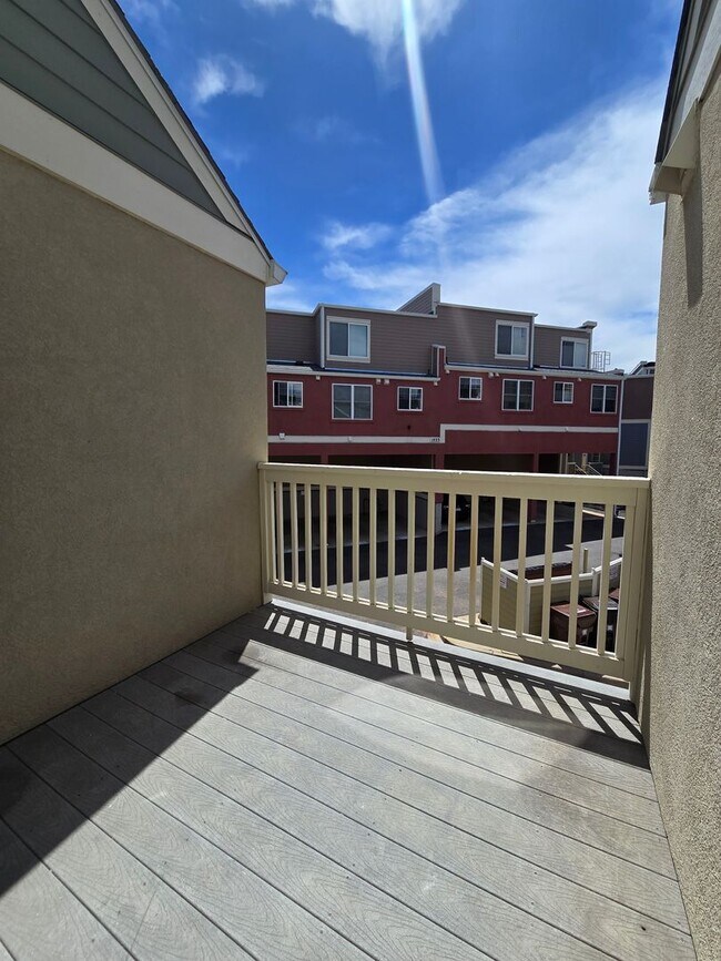 Building Photo - Covered parking? covered private deck? Dakota Ridge 2 Bedroom 2.5 Bath Condo