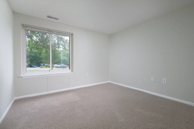 Building Photo - Renovated Entry Level - Castle Harbour Con...