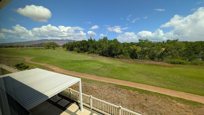 Building Photo - Bright 4-Bedroom Pet-Friendly Golf-Course ...