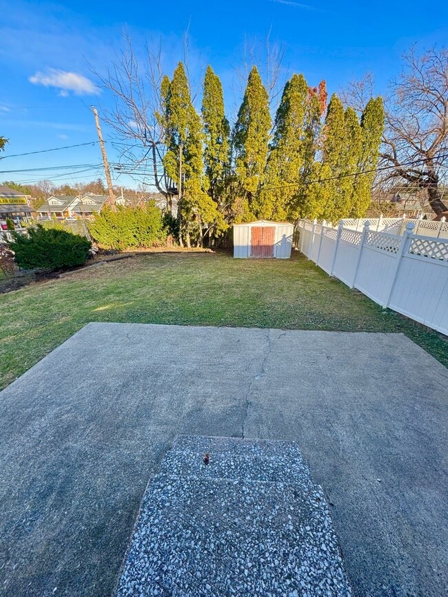 Building Photo - PARKLAND SCHOOLS- THREE BEDROOM TOWNHOME