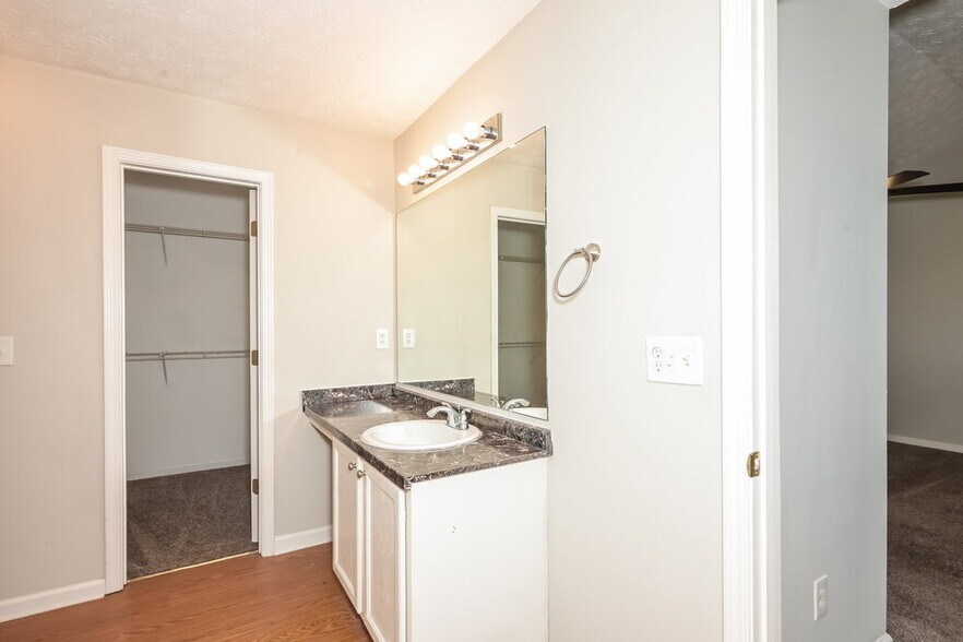 Building Photo - 154 Springbottom Dr SE