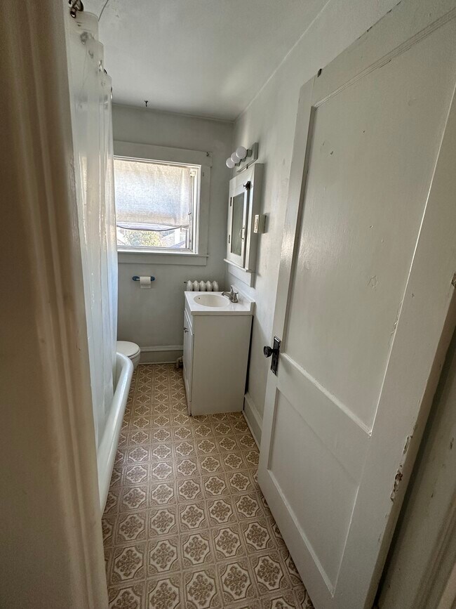 Building Photo - 2 E Elm St