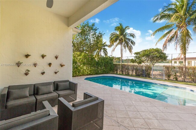 Building Photo - 1651 NE 196th St