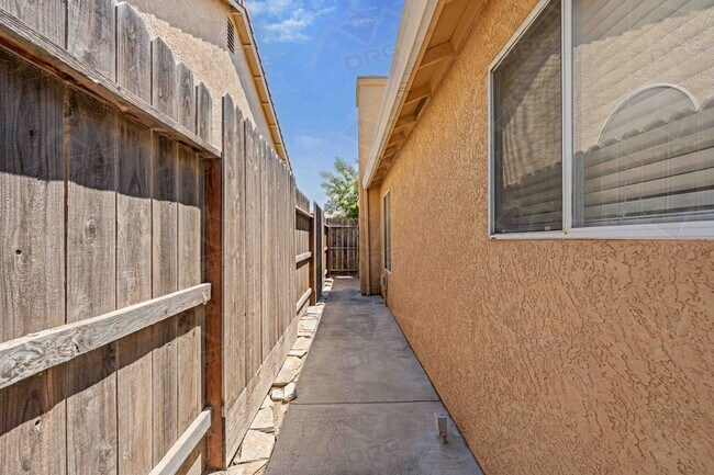 Building Photo - 2713 Mozart Dr