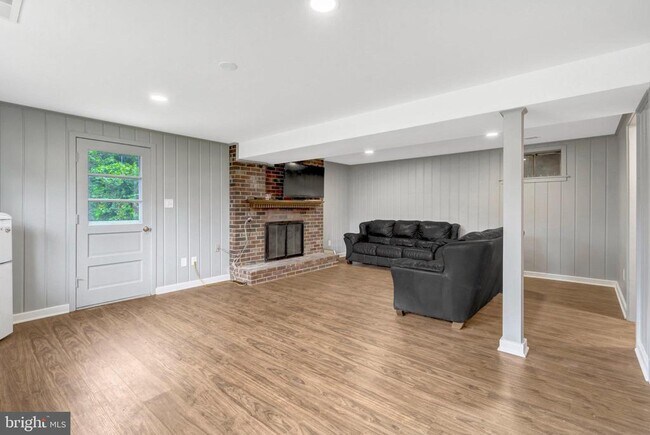 Building Photo - 4213 University Dr