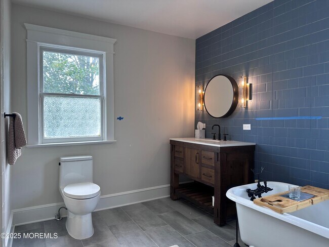 Building Photo - 407 2nd Ave