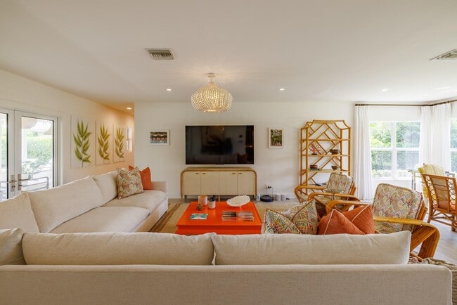 Building Photo - 225 Russlyn Dr