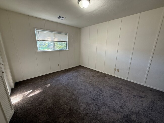 Building Photo - Three bedroom duplex with vinyl flooring. ...