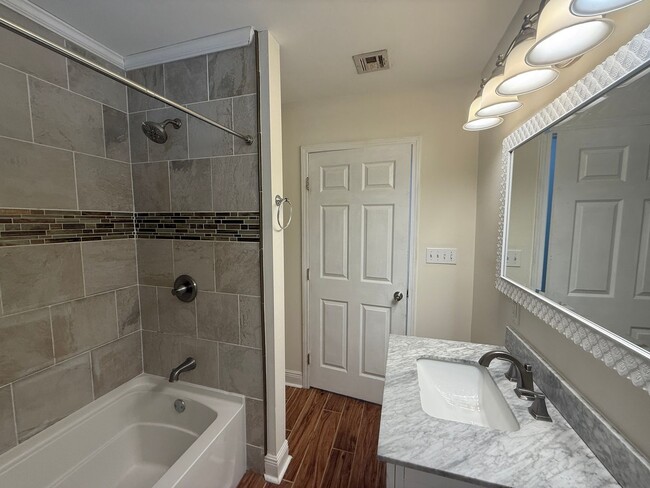 Building Photo - Updated Cottage Home in the Southdowns are...