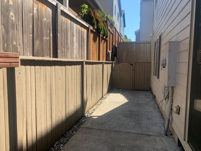 Building Photo - Townhome in Highly desired  Camas -Lacamas...