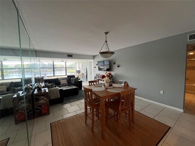 Building Photo - 1522 Whitehall Dr