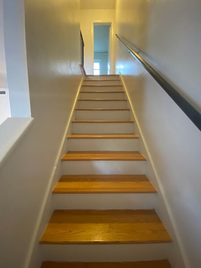 Building Photo - A brick townhouse steps from Lakewood shopping and dining — with everything already in it.